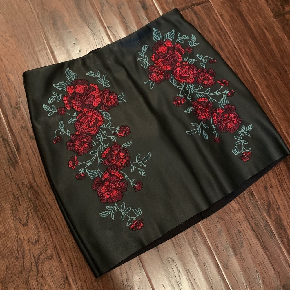 FLORAL EMBROIDERED MINI SKIRT